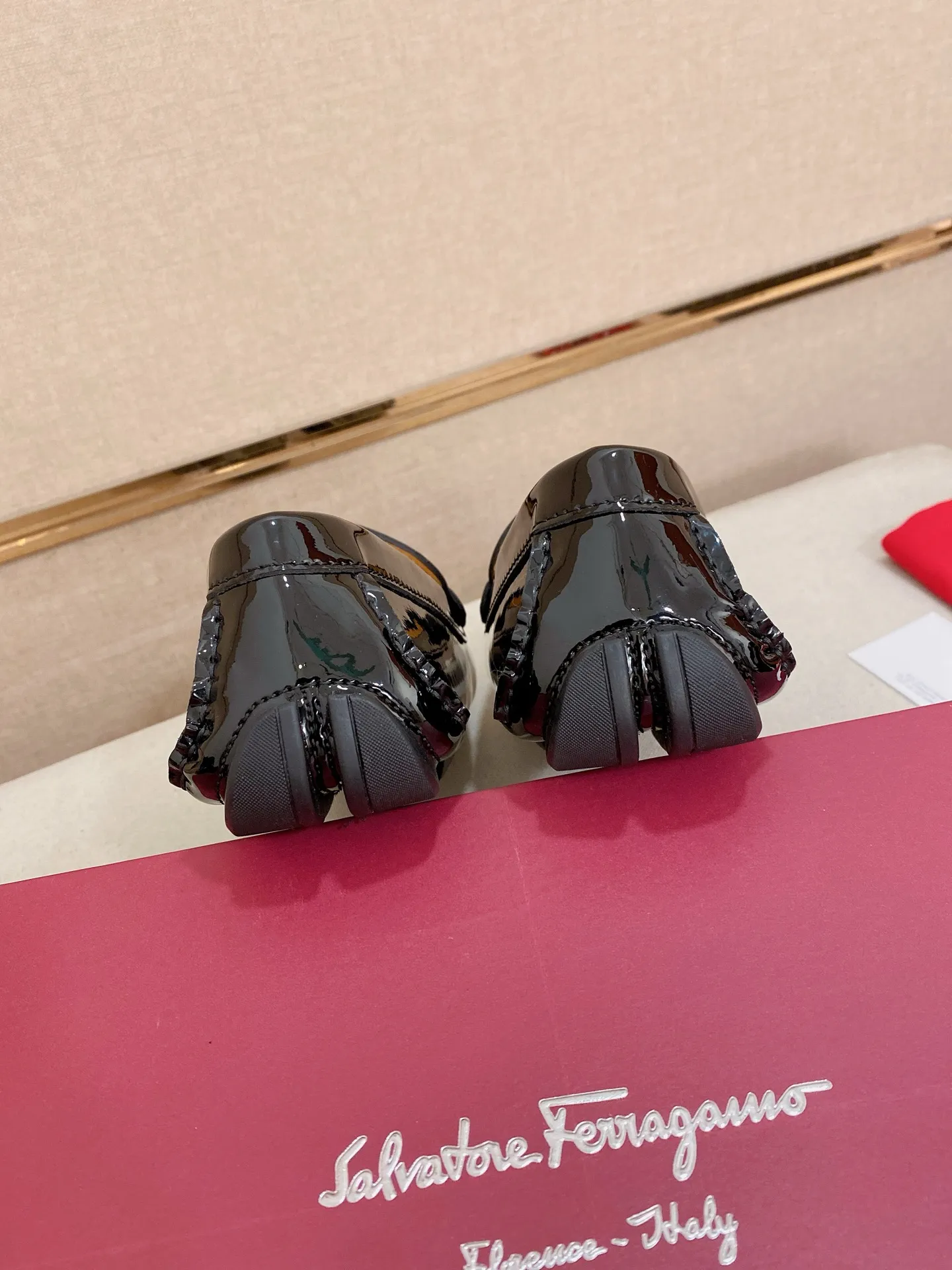 Men's shoes💰: 540💰High-end quality! Ferragamo🆕🆕Exclusive hot-selling products in stock🔥🔥New products on the shelves, high-quality Ferragamo men's pea shoes, high-end casual driving shoes, with complete packaging! 💪 💪 Material: imported first-layer cowhide 🐂 + imported high-quality water-dyed cowhide lining + wear-resistant outsole 👍🏻👍🏻 Features: high-end and comfortable, purely handmade 🚀 🚀 Create the perfect shoe that suits you best 🔥 🔥 Size: (38-44) 45 standard size can be customized!